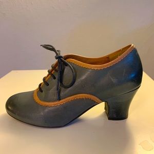 LIKENEW! Retro two toned MaryJane kitten heel shoe